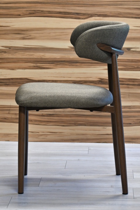 Krzesło tapicerowane LUCCA BROWN FABRIC WALNUT WOOD